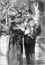 Gróf Wenckheim Krisztina Annamária Regina (1849. április 21. Ókígyós – 1924. szeptember 24. Ókígyós) és egyik fia, Gróf Wenckheim László szerpel. Gróf Wenckheim László